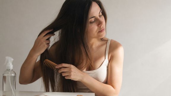 Routine coiffage express : des cheveux lisses sans chaleur