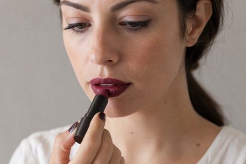 Appliquer un rouge à lèvres foncé sans débordements : astuces pour un look précis