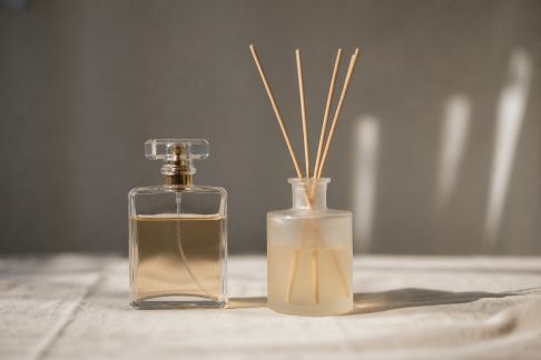 Parfums d'intérieur vs parfums pour soi : quelles différences et usages ?