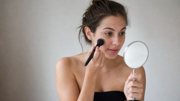 Comment réussir un maquillage frais après une courte nuit