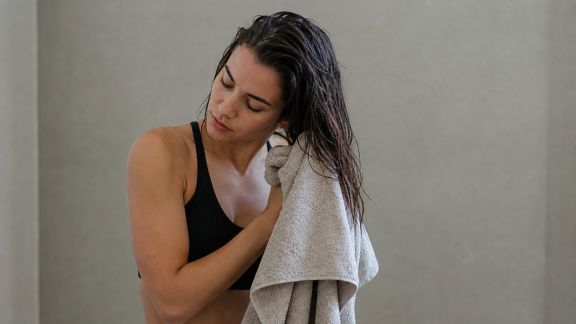 Routine capillaire après sport : bons réflexes pour cheveux sains et frais