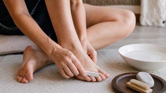 Soigner ses pieds à la maison : guide pratique pour une pédicure réussie