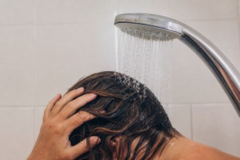 Adapter son soin capillaire face au calcaire : astuces pour éviter la sécheresse