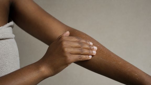 Le rôle des exfoliants enzymatiques dans l’entretien de la peau du corps