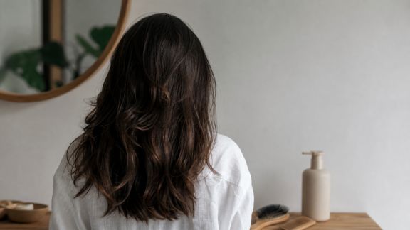 Adopter une routine minimaliste pour des cheveux sains au quotidien
