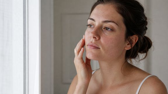 Comment rassurer la peau sensible face aux changements hormonaux ?