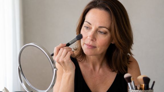 Adapter son maquillage après 40 ans : mise en valeur et simplicité