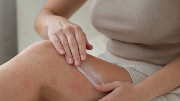 Peaux réactives : les bons gestes pour le corps au quotidien