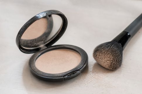 Focus sur les erreurs courantes avec la poudre matifiante et comment les éviter