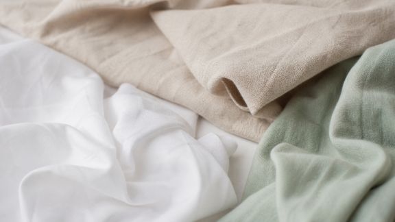 Quels tissus privilégier pour limiter les frottements sur une peau réactive ?