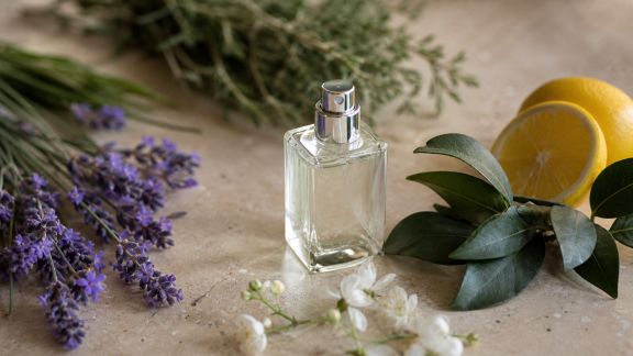 Les alternatives végétales aux parfums synthétiques dans la beauté clean