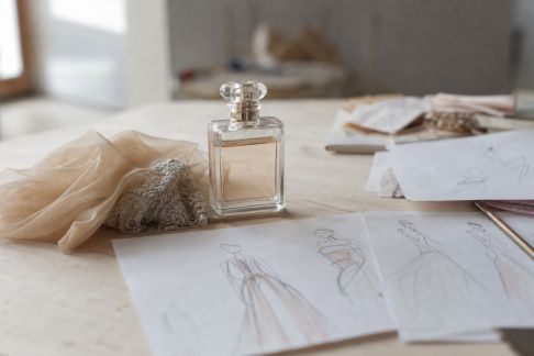 Le parfum dans la mode : quand la fragrance inspire les créateurs