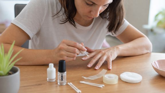 Réaliser une french manucure à la maison sans matériel spécifique