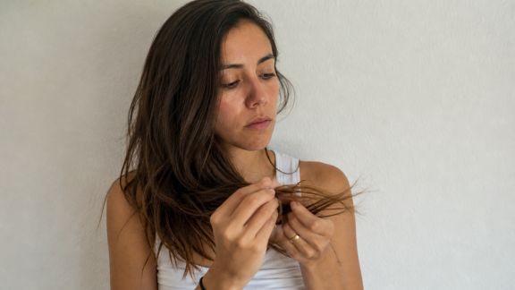 Cheveux longs : astuces pour limiter les fourches au quotidien