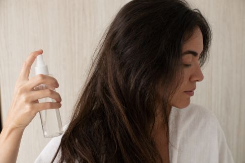 Comparatif de sprays démêlants sans rinçage : résultats sur cheveux longs et fragilisés