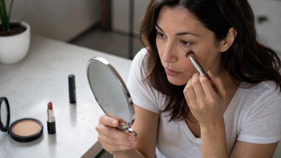 Comment gérer les retouches maquillage au cours de la journée