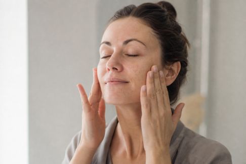 Routine visage anti-stress : gestuelle simple pour détendre la peau après une longue journée