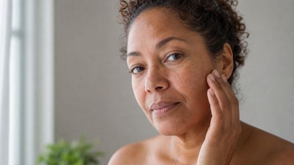Peaux noires et métissées : les spécificités des routines anti-âge adaptées