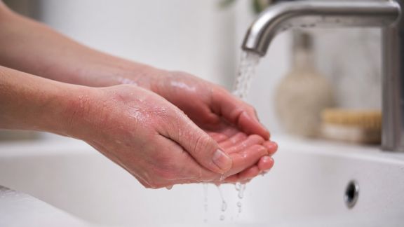 Eau calcaire et peaux sensibles : conseils pour limiter les dégâts