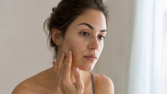 Peaux sensibles et changements hormonaux : comment adapter sa routine ?