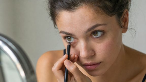 Tuto make-up : agrandir le regard avec des techniques simples de crayon