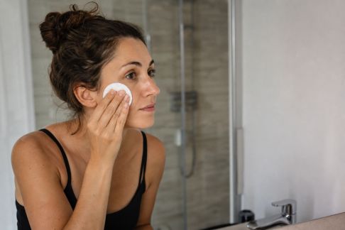 L’importance du démaquillage dans la prévention du vieillissement cutané