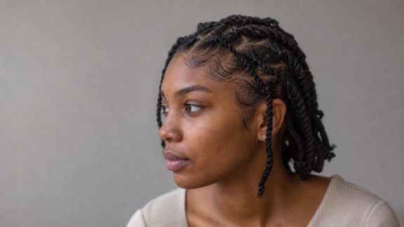 Coiffures protectrices : avantages et limites pour les cheveux fragiles ou bouclés