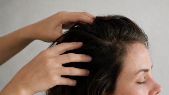 Secrets d’un massage crânien réussi pour stimuler la pousse et détendre le cuir chevelu