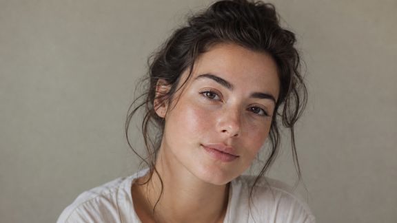 Créer un look glowy sans briller : astuces pour un maquillage lumineux maîtrisé