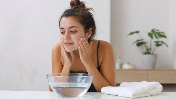 Maîtriser le double nettoyage du visage : étapes et astuces pour une peau nette