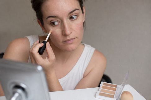 Corriger les rougeurs grâce au maquillage : astuces et produits recommandés