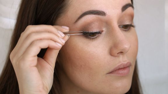 Apprendre à poser des faux-cils bande pour un effet naturel