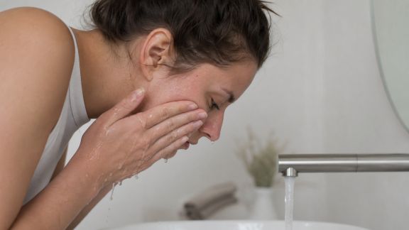 Peaux sensibles et eau du robinet : quelles solutions pour limiter les agressions ?