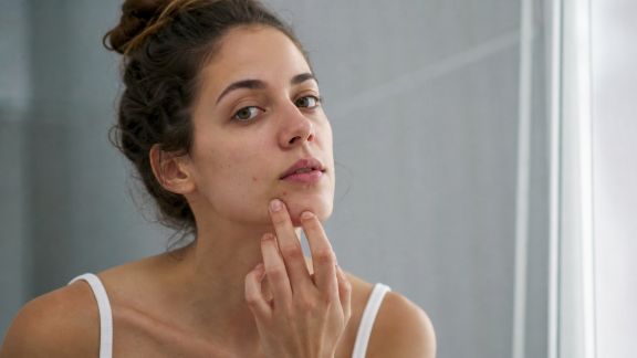 Premiers boutons à l'âge adulte : comprendre et réagir efficacement