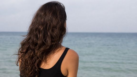 Chaleur, humidité et mer : adapter sa routine cheveux en été