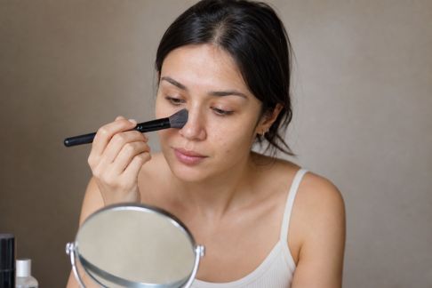 Maquillage spécial peaux mixtes : astuces pour éviter la brillance