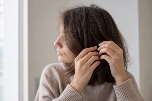 Gérer les cheveux électriques en hiver : astuces pour limiter les frisottis