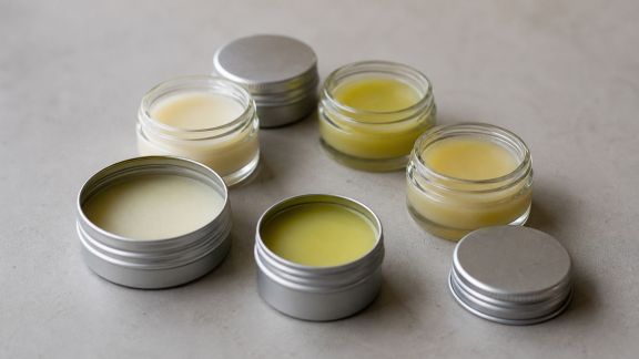 Comparatif de baumes multi-usages : vers une trousse beauté minimaliste ?