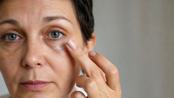 Focus sur les soins anti-âge pour le contour des yeux : erreurs à éviter