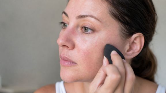 Peaux sensibles et maquillage longue tenue : conseils pour éviter l’inconfort