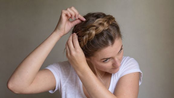 Réaliser une coiffure tresse couronne facilement à la maison