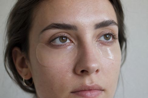 Patchs anti-poches sous les yeux : apparition de résultats dès la première semaine ?