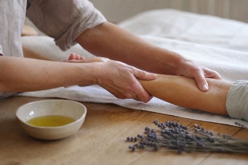 Soins anti-âge et sensorialité : l'intérêt des massages aromatiques au quotidien