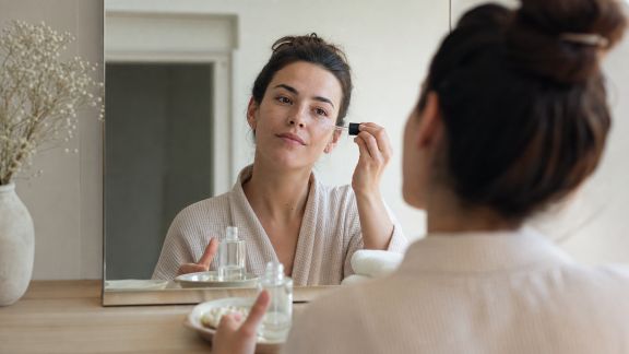 Comment intégrer progressivement un nouvel actif dans sa routine visage