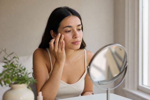 Intégrer un highlighter dans sa routine : conseils pour un éclat naturel