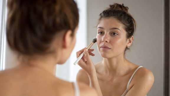 Tuto maquillage lumineux pour masquer la fatigue en un clin d’œil