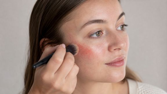 Appliquer un blush crème sans fausse note : méthode et gestes précis