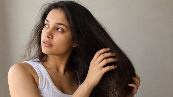 Quelles solutions face aux frisottis persistants ? Conseils simples pour un lissage naturel