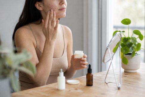 Accompagner son acné adulte avec une routine bio & clean : solutions et témoignages