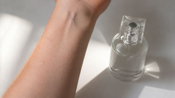 Comprendre l’évolution d’une fragrance sur la peau, heure par heure
